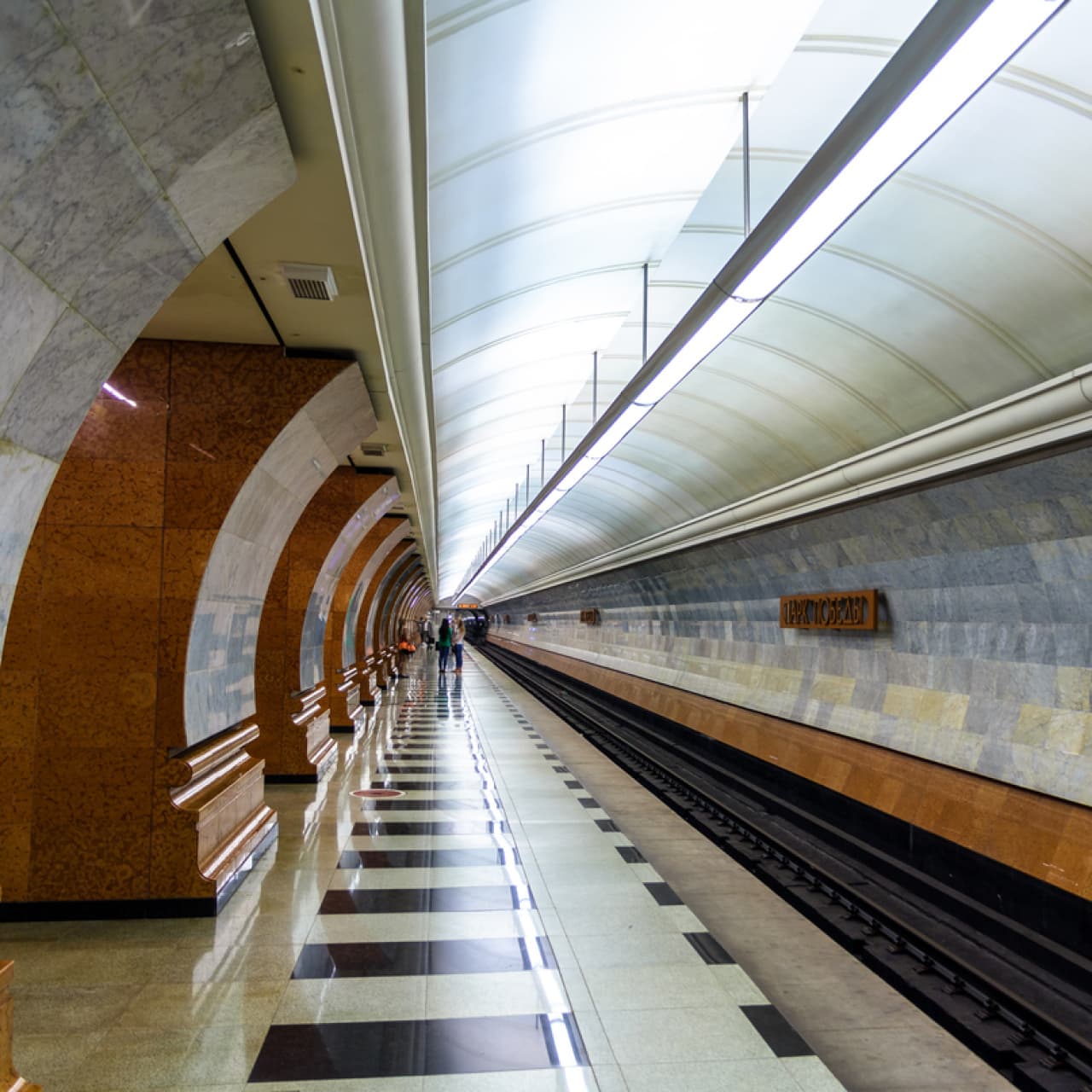 Yerin Yüzlerce Metre Altında Saklanan Dev Sırlar: Dünyanın En Derin Metro İstasyonları ve Modern Mühendisliğin Görünmez Zaferi