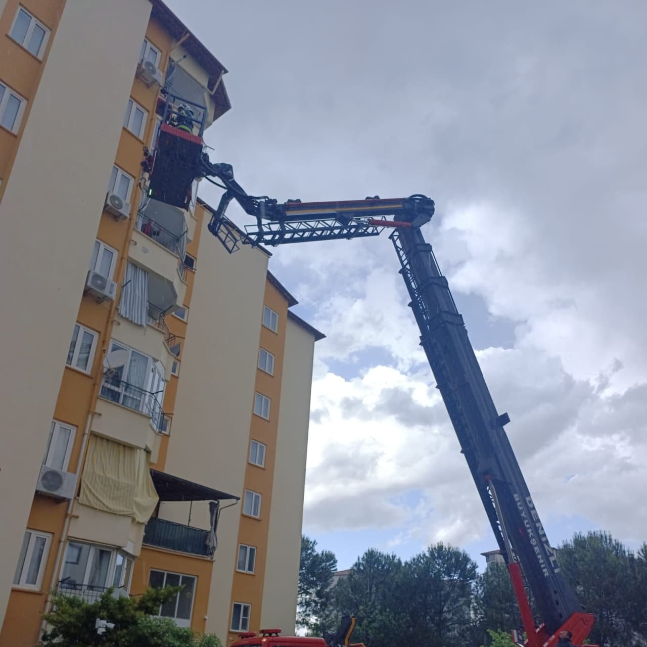 ŞOK GELİŞME! Denizli'de Çatıya Yıldırım Düştü: 2 İşçi Ağır Yaralı!