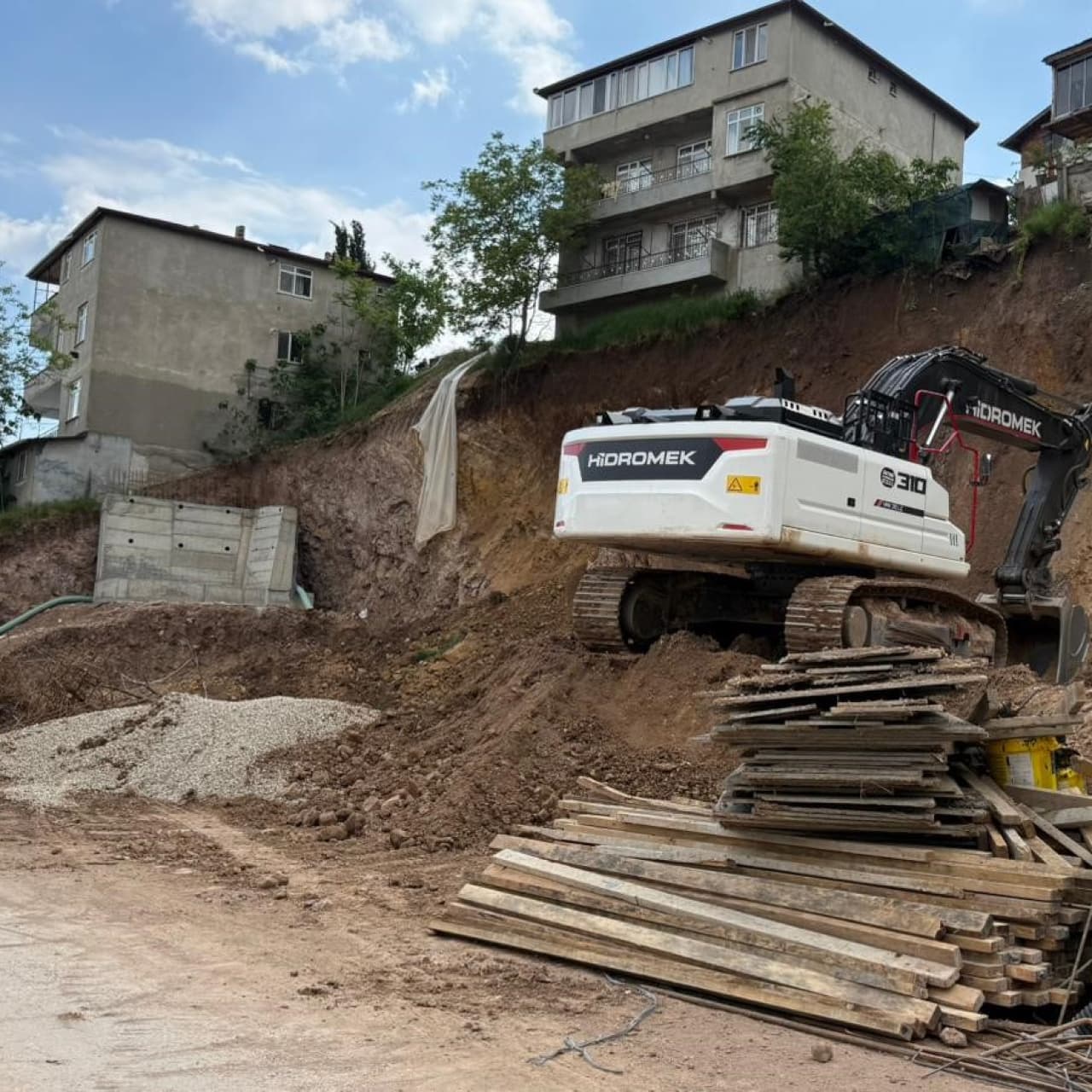 SON DAKİKA! Kocaeli'de Şok Toprak Kayması: 5 Bina Anında Boşaltıldı, İzmit'te Büyük Panik!