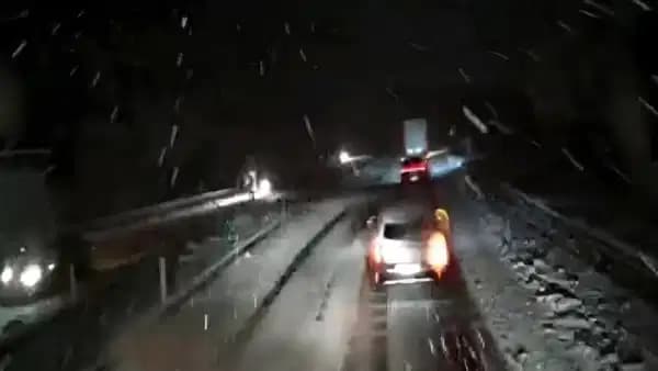 Ani Kar Yağışı Şoku! Ankara, Afyonkarahisar ve Uşak Yollarında Ulaşım Durdu: Bakanlık Son Dakika Duyurdu!