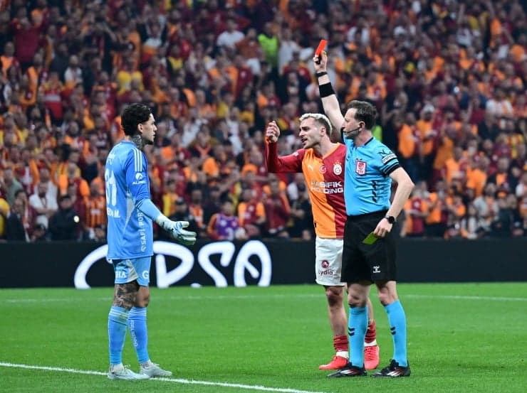 Fenerbahçe'nin Kalecisi Ederson PFDK'ya Sevk Edildi: Galatasaray Derbisindeki İki Kritik İhlalin Bedeli Ağır Olabilir!