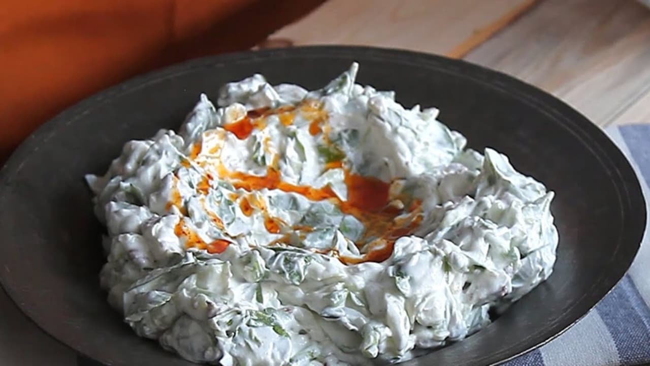 Geleneksel Sofraların Görünmez Kalkanı: Yoğurt ve Semizotu Karışımının Ardındaki Bilimsel Devrim ve Modern Tıbbın Yeni Keşfi