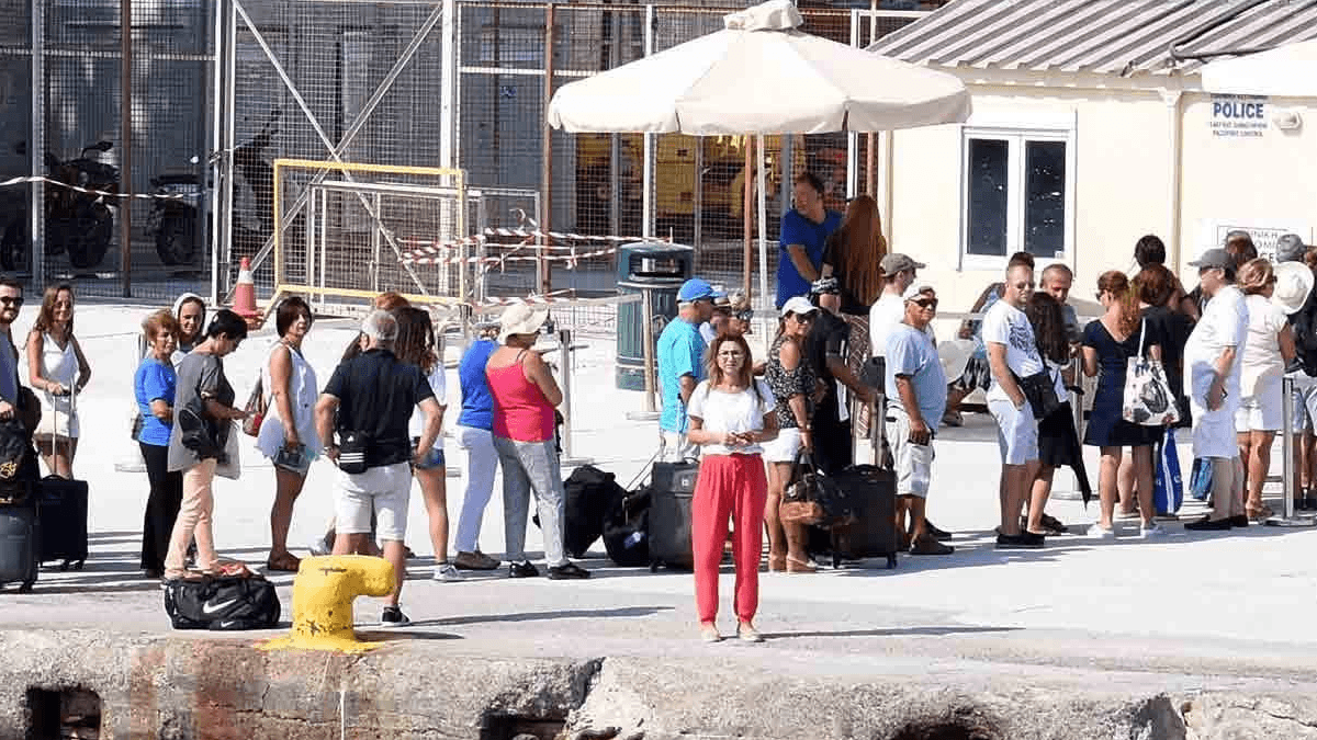 ŞOK KARAR: Türk Turist Akınına Karşı Kapılar Kapanıyor mu? Yunanistan'dan Ağır Kısıtlamalar Geldi!
